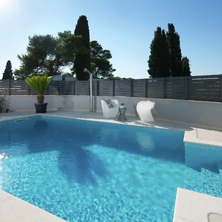 Luxury With Private Pool Near *