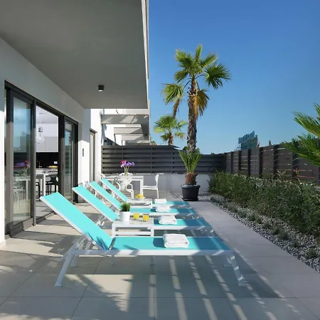 Luxury With Private Pool Near Apartment
