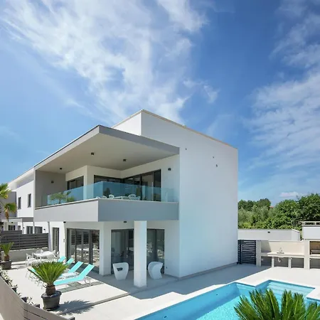 Luxury With Private Pool Near Fazana