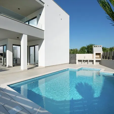 Luxury With Private Pool Near Apartment