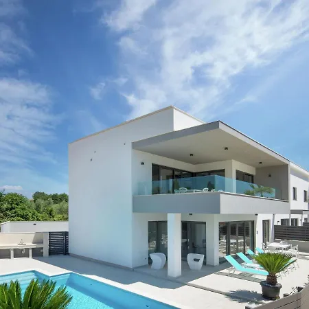 Apartment Luxury With Private Pool Near
