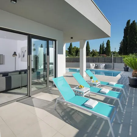 Luxury With Private Pool Near Apartment