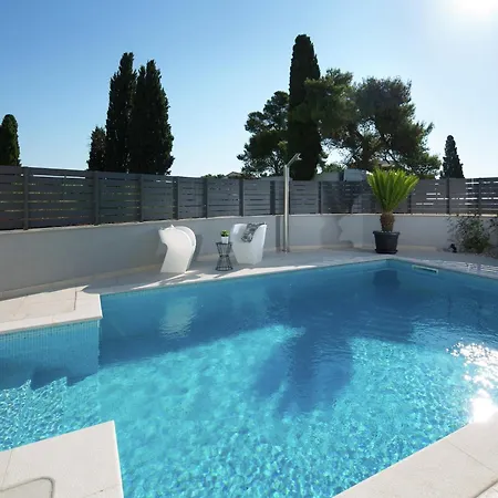 Luxury With Private Pool Near Apartment